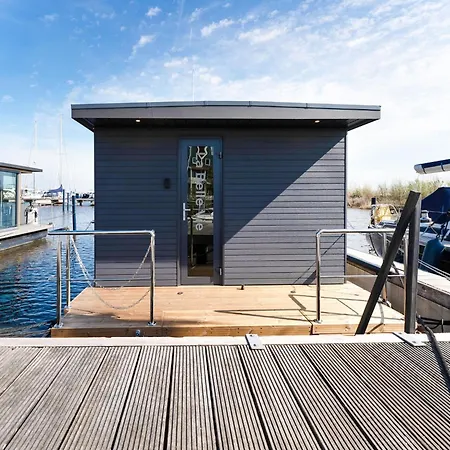 Beautiful Houseboat In Marina Of Volendam, Cleaning Included Botel Volendam