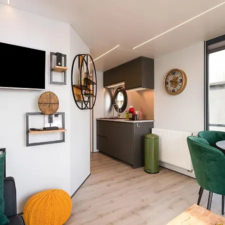 Beautiful Houseboat In Marina Of Volendam, Cleaning Included Bådhotel
