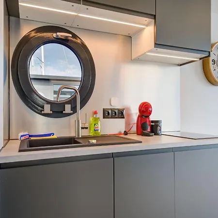 Beautiful Houseboat In Marina Of Volendam, Cleaning Included Bådhotel