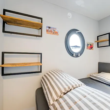 Beautiful Houseboat In Marina Of Volendam, Cleaning Included Bådhotel