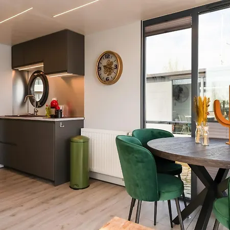 Beautiful Houseboat In Marina Of Volendam, Cleaning Included Bådhotel
